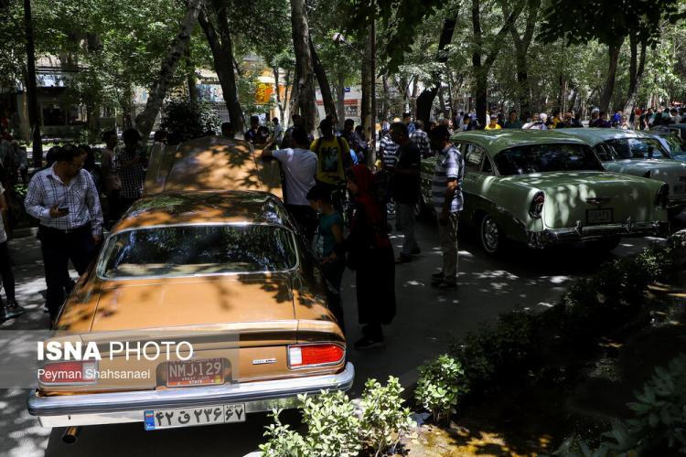 تصاویر همایش تابستانه اتومبیل‌های کلاسیک در اصفهان,عکس های همایش تابستانه اتومبیل‌های کلاسیک در اصفهان,تصاویری از خودروهای قدیمی در اصفهان