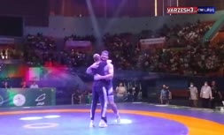 فیلم | کشتی حسن یزدانی علیرضا کریمی؛ هجوم تماشاگران به وسط سالن بعد از برد یزدانی