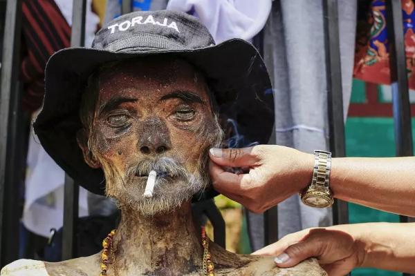 مراسم مانه‌نه در اندونزی,نبش قبر خشک کردن جسد و عکس‌گرفتن با مردگان