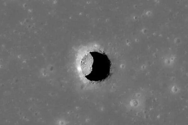ماه,کشف گودال‌های قابل سکونت در ماه