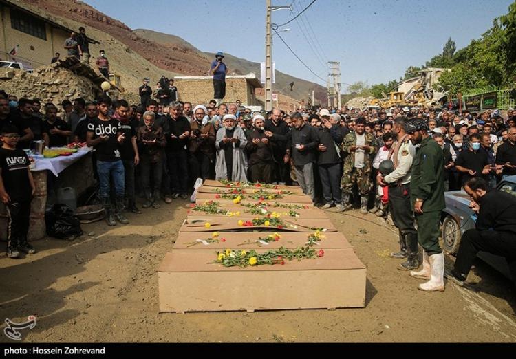 تصاویر تشییع پیکر قربانیان سیل فیروزکوه,عکس های کشته شدگان در سیل فیروزکوه,تصاویر پیکر جانباختگان سیل در فیروزکوه