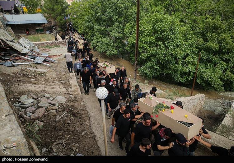 تصاویر تشییع پیکر قربانیان سیل فیروزکوه,عکس های کشته شدگان در سیل فیروزکوه,تصاویر پیکر جانباختگان سیل در فیروزکوه