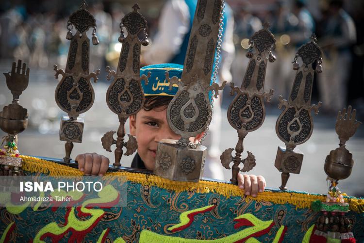 تصاویر آیین سنتی توزیع نذری در روستای اراضی اصفهان,عکس های مراسم عزاداری محرم در مرداد 1401,تصاویر کاروان نمادین کربلا در خمینی‌شهر