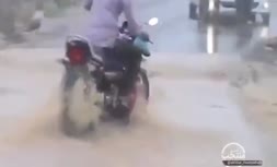 فیلم | لحظه دردناک مرگ شهروند کرمانی به خاطر شوخی با جریان سیل