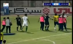 فیلم | درگیری فیزیکی عوامل حمل برانکارد با بازیکنان آلومینیوم در وسط زمین