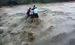 فیلم/ لحظه تلخ گرفتار شدن اعضای یک خانواده در سیل
