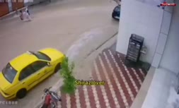 فیلم/ لحظه تلخ سقوط دو دختر در جوی آب در جریان سیل شیراز