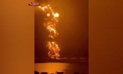 فیلم/ برخورد صاعقه به بزرگترین مخازن سوخت در کوبا؛ 121 زخمی و 17 مفقودی