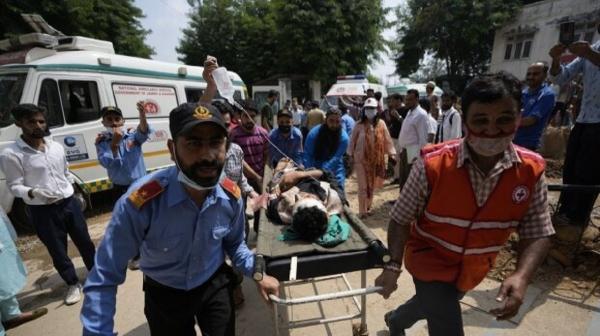 حوادث هند,سقوط مرگبار مینی‌بوس دانش آموزان به دره در کشمیرِ هند