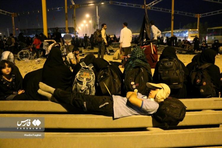 تصاویر خوابیدن زائران اربعین ۱۴۰۱ در مرز مهران,عکس های زائران اربعین,تصاویری از زائران در اربعین