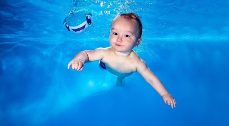 تصاویر تماشایی از شنای نوزادان زیر آب,عکس های شنای نوزادان,تصاویری از شنای نوزادان در آب