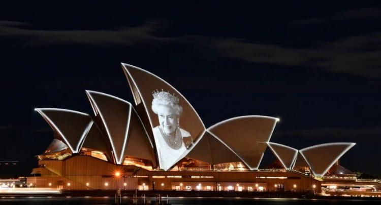 تصاویر نورپردازی بناهای مشهور جهان به یاد ملکه انگلیس,عکس هایی از نورپردازی بناهای مشهور جهان,تصاویر بناهای مشهور جهان به یاد ملکه انگلیس