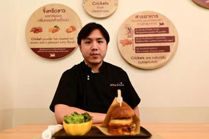 تصاویر همبرگر تایلندی ساخته شده از جیرجیرک,عکس های همبرگر تایلندی,تصاویر ساختن همبرگر از جیرجیرک درتایلند