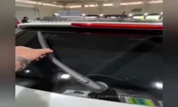 فیلم | آبروریزی جنجالی سایپا در نمایشگاه خودرو؛ آریا با برف‌پاک‌کنی بزرگ‌تر از شیشه!