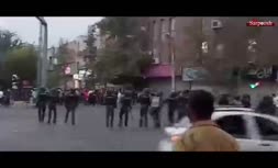 فیلم/ درگیری شدید میان معترضان و نیروهای یگان ویژه در قزوین