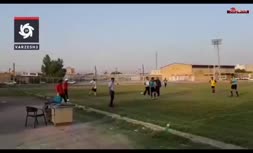 فیلم/ حمله و زد و خورد پدر بازیکن خاطی با داور