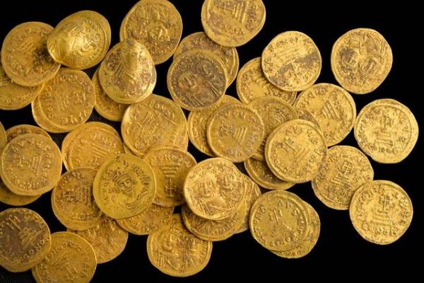 کشف گنجینه‌ای از سکه‌های طلا در دیوار,سکه‌های طلا