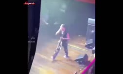 فیلم | پرت کردن جیمی‌جامپی که روی صحنه کنسرت پرید