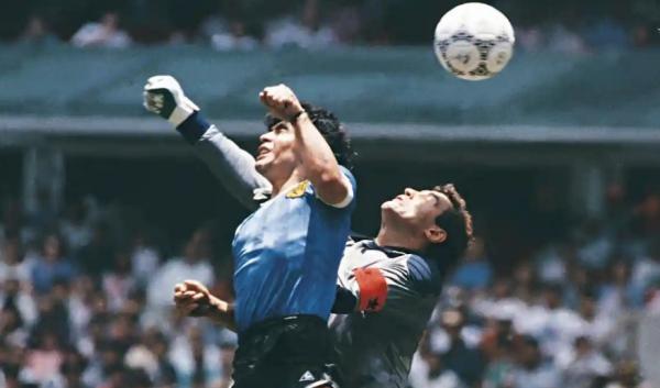فروش توپ دست‌ خدای مارادونا,دیدار تیم ملی آرژانتین و انگلیس