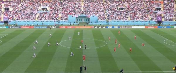 دیدار ایران و انگلیس در جام جهانی قطر,زانو زدن بازیکنان انگلیس مقابل تیم ملی ایران