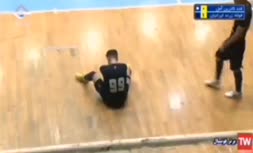 فیلم | شادی گل 'هاشم شیرعلی' بازیکن فوتسال، پس از به ثمر رساندن هر دو گلش به یاد «خدانور لجه‌ای»