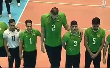فیلم | امتناع تیم ملی والیبال نشسته از خواندن سرود ایران و سجده شکر ملی‌پوشان روی پرچم ایران