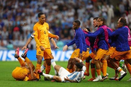 درگیری بین بازیکنان آرژانتین و هلند,درگیری نیمکت ذخیره‌های هلند