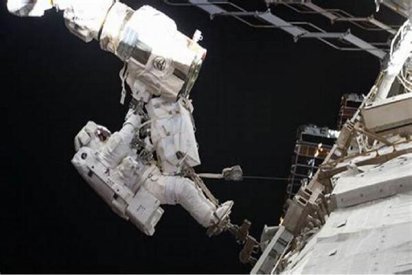 پیاده روی فضانوردان,تعویق پیاده روی فضانوردان بخاطر توسط زباله روسی