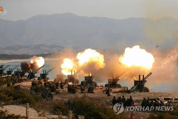 کره شمالی,شلیک ده‌ها گلوله توپخانه از سوی کره شمالی به سمت مرزهای دریایی با کره جنوبی