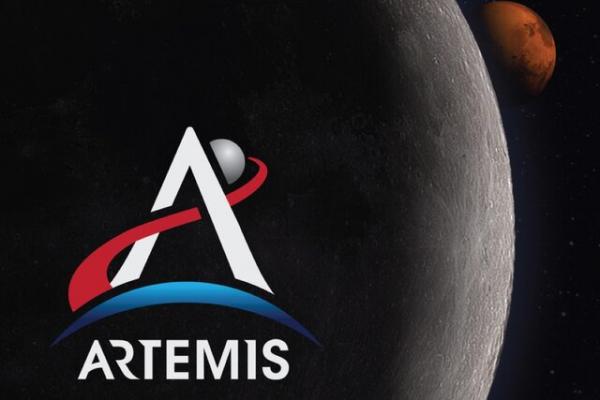 پروژه آرتمیس,موشک سامانه پرتاب فضاییSLS