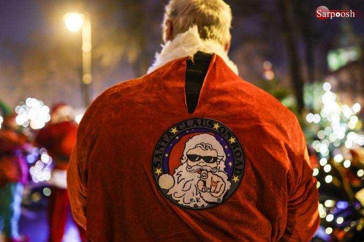 تصاویر گردهمایی بابانوئل ها در برلین برای کریسمس 2023,عکس های بابانوئل ها در برلین,تصاویر بیست و پنجمین سال حرکت نمادین بابانوئل ها در کریسمس آلمان