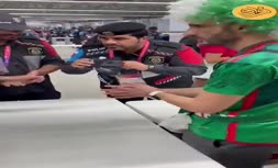 فیلم | ترفند عجیب یک تماشاگر برای بردن مشروبات الکلی به ورزشگاه 