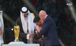 فیلم/ پوشاندن لباس عربی بر تن «لیونل مسی» توسط امیر قطر