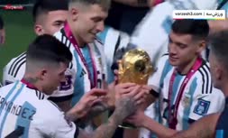 خوشحالی بازیکنان آرژانتین پس از قهرمانی در جام جهانی/ شادی فرزند لیونل مسی با جایزه پدرش