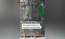 فیلم/ درخت کریسمس ساخته شده با ۱۵ هزار بطری پلاستیکی!