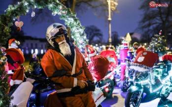 تصاویر گردهمایی بابانوئل ها در برلین برای کریسمس 2023,عکس های بابانوئل ها در برلین,تصاویر بیست و پنجمین سال حرکت نمادین بابانوئل ها در کریسمس آلمان