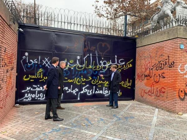 شعارنویسی بر روی دیوار سفارت انگلیس در تهران,بازدید شعارنویسی بر روی دیوار سفارت انگلیس در تهران