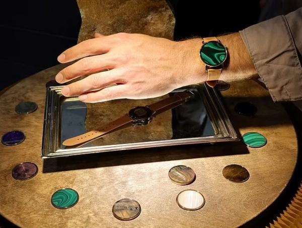 ساعت هوشمند,استفاده از سنگ قیمتی بجای نمایشگر در ساعت هوشمند