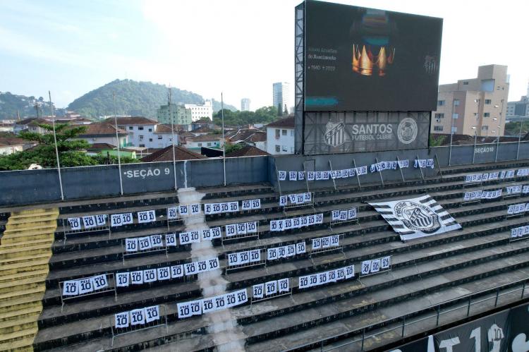تصاویر مراسم یادبود پله در استادیوم ویلا بلمیرو,عکس های مراسم یادبود پله,تصاویری از هواداران پله در مراسم یادبود اسطوره برزیلی
