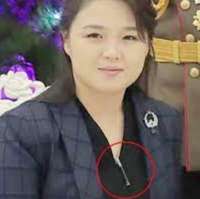 همسر کیم جونگ اون,تصاویری از همسر کیم جونگ اون با گردنبندی به شکل موشک بالستیک