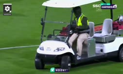 فیلم/ به زمین افتادن بازیکن مصدوم از روی ماشین حمل برانکارد در لیگ عربستان