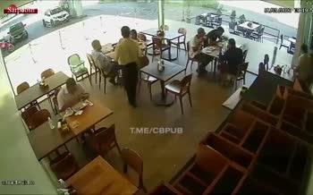 فیلم | وحشت در رستوران؛ ورود غیرمنتظره خودرو با فریاد مشتریان