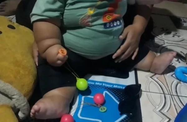 پسر 16 ماهه چاق,پوشیدن لباس های پدر توسط یک کودک 16 ماهه اندونزیایی