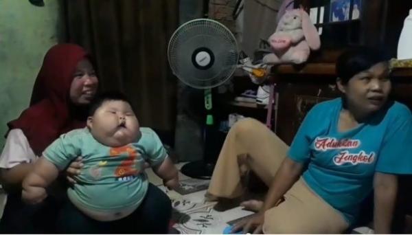 پسر 16 ماهه چاق,پوشیدن لباس های پدر توسط یک کودک 16 ماهه اندونزیایی