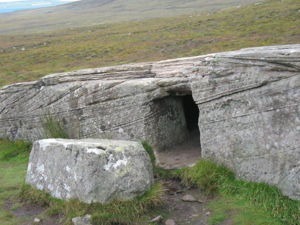 مقبرۀ ۵ هزار سالۀ اسکاتلندی,راز عبارت فارسی روی مقبرۀ اسکاتلندی