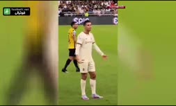 فیلم/ واکنش عصبی رونالدو به تشویق مسی توسط هواداران الاتحاد