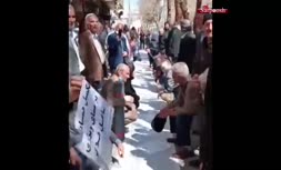فیلم/ پهن شدن سفره‌خالی بازنشستگان‌اصفهان درخیابان (21 اسفند 1401)