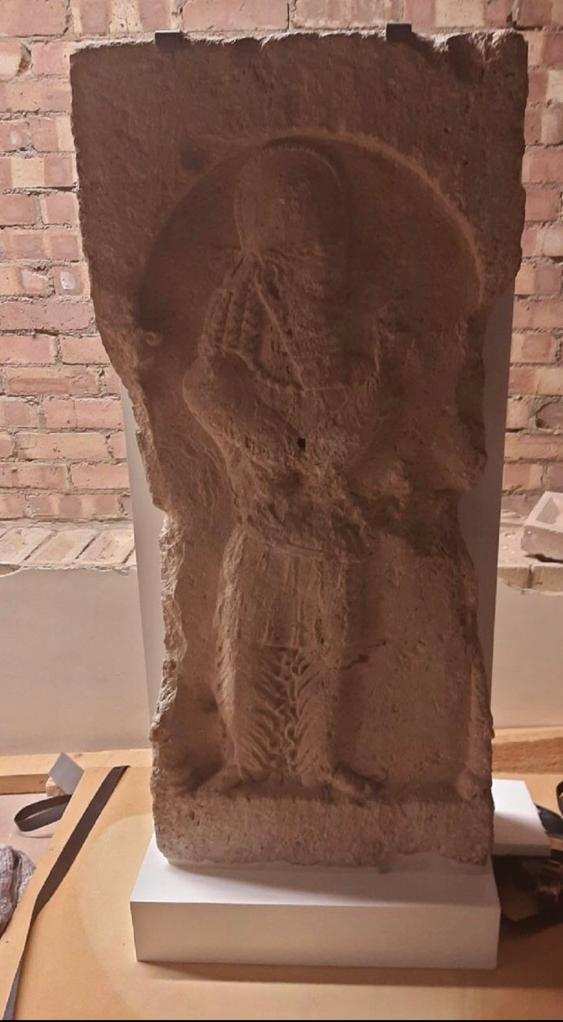 بازگشت مجسمه سنگی سرباز ساسانی به کشور,سنگ نگاره