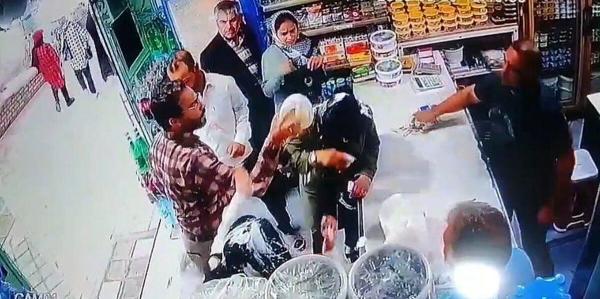 پاشیدن سطل ماست بر سر و روی دو زن در یک مغازه,حمله به مردم