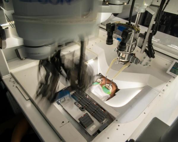 ربات کاشت مژه,ابداع رباتی برای پرپشت کردن مژه‌